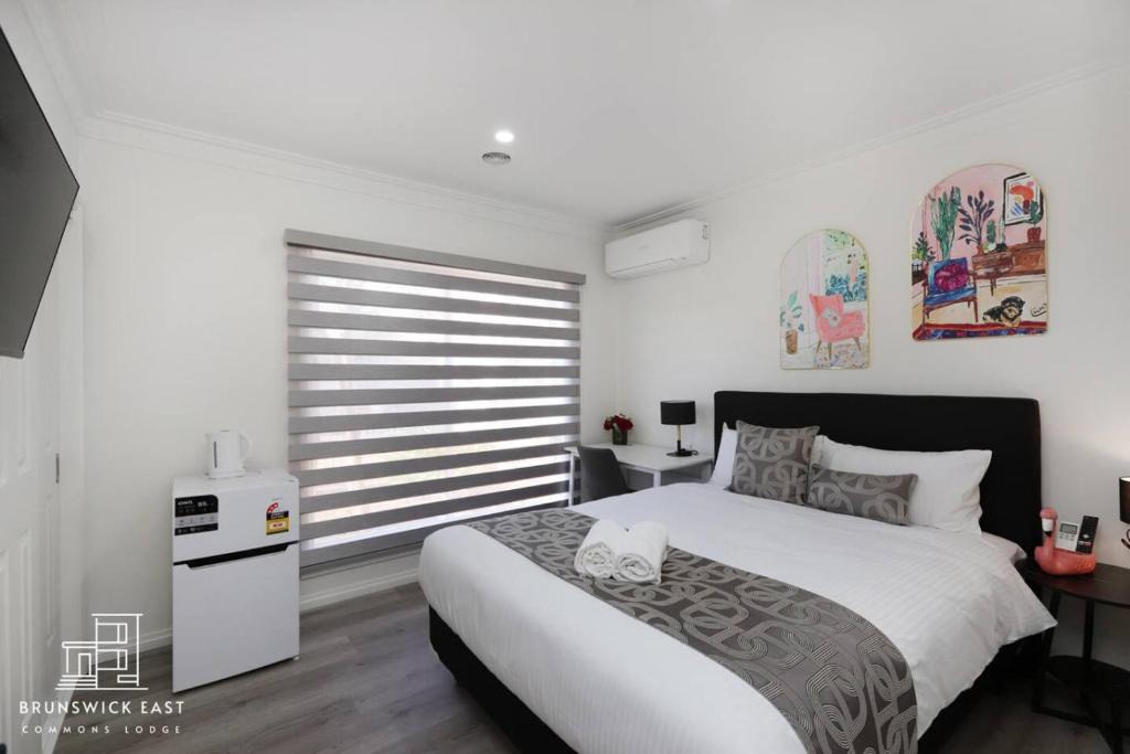 Brunswick East Apartment | 102 Chic Queen BR with Fast WiFi - Walk to Tram Stop 23 - 30 Percent Off