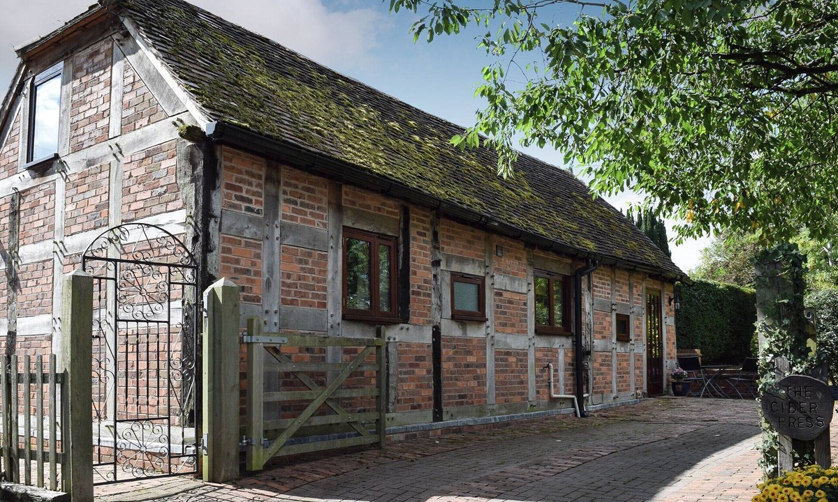 Malvern Cottage | 2 bedroom accommodation in Welland, near Malvern
