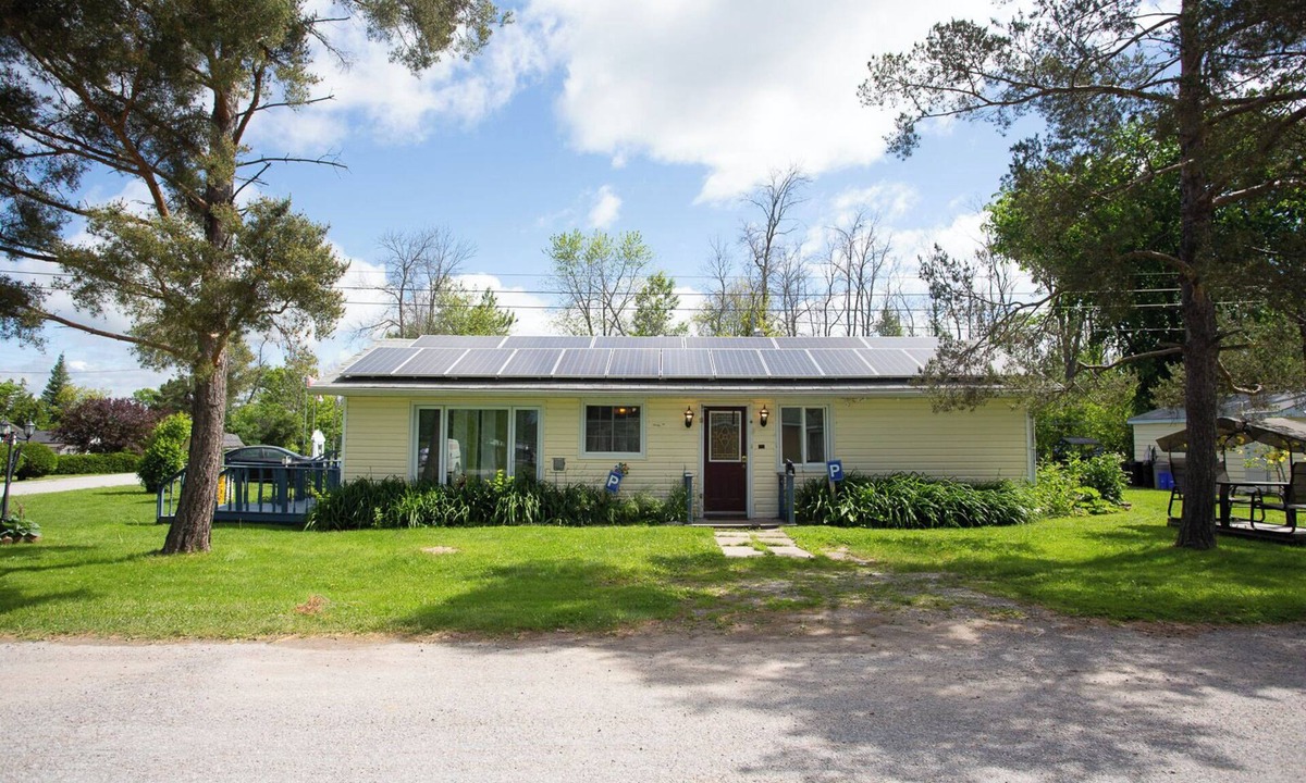 Lindsay House | 2-Bedroom Cottage Steps from Sandy Beach for fishing, boating, and Firepits