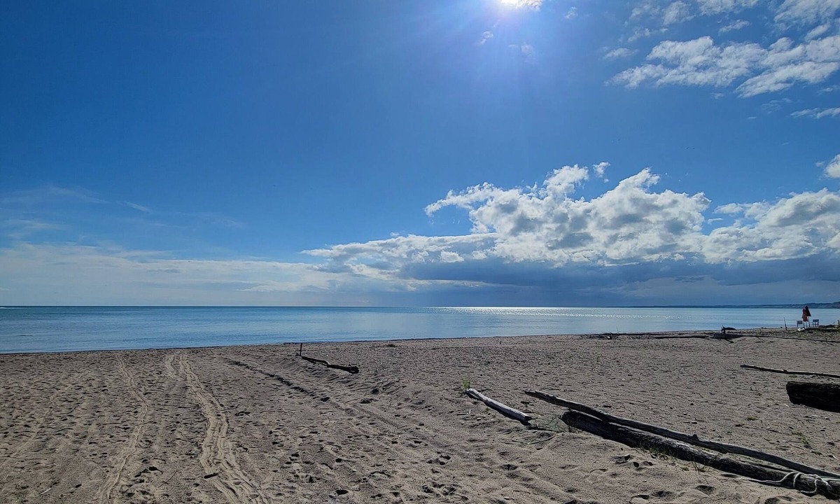 Port Stanley Cottage | 2 Private Beach Front Cottages on the Lake in Beautiful Port Stanley