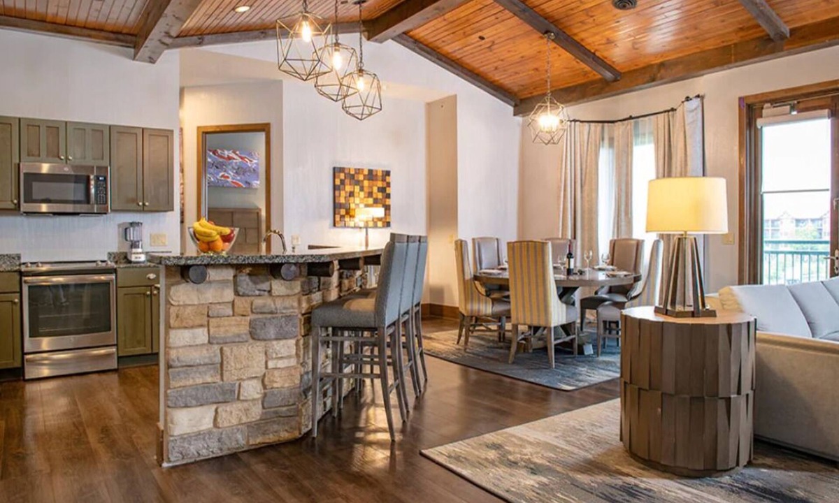 Lake Delton Resort | 4 Bedroom Presidential Suite, Glacier Canyon Lodge, Waterpark incuded!