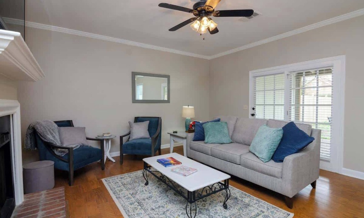 Franklin House | 421 B · Walk to downtown Franklin, Plenty of room for 6