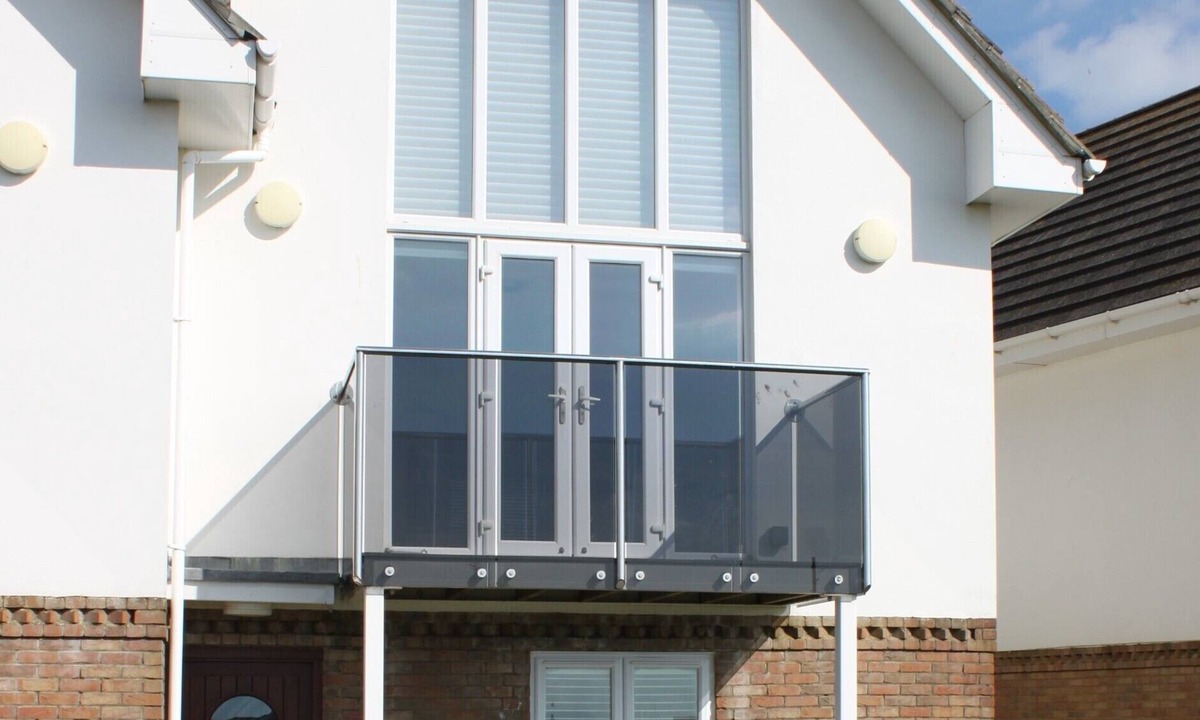 Milford on Sea House | 53Searoad, Sea Views,The Needles & The Isle of White, 3 bed, garden, beach, dogs