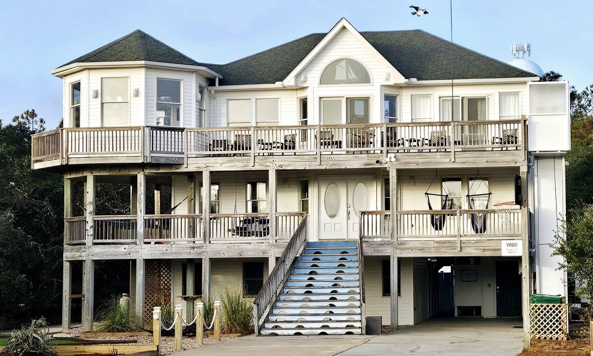 Whale Head Hill House | 7 Bed 5 Bath Newly Renovated Beach Getaway only 500 feet to the Beach