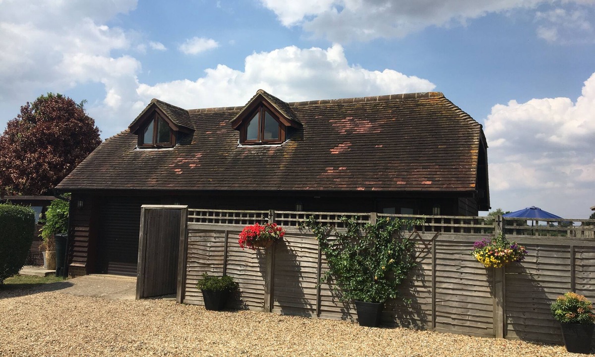 Abbess Roding Cottage | A pretty 4* detached rural holiday cottage in the heart of the Kent countryside