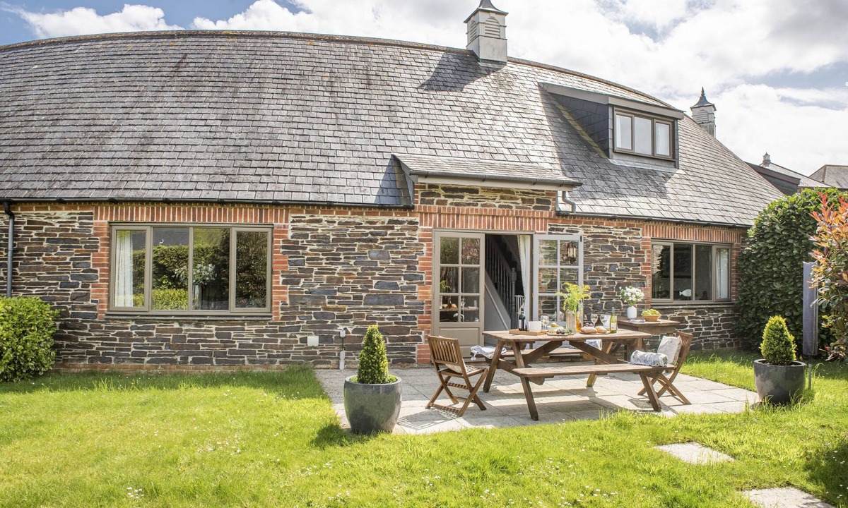 Wadebridge Cottage | A stunning holiday home located in the Curved Stables at Roserrow.