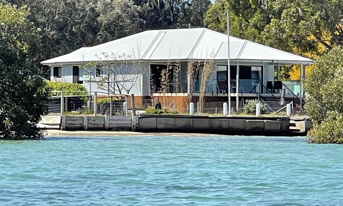 Pindimar House | ABSOLUTE BEACHFRONT - Pindimar Modern retreat private sandy beach，ducted aircon