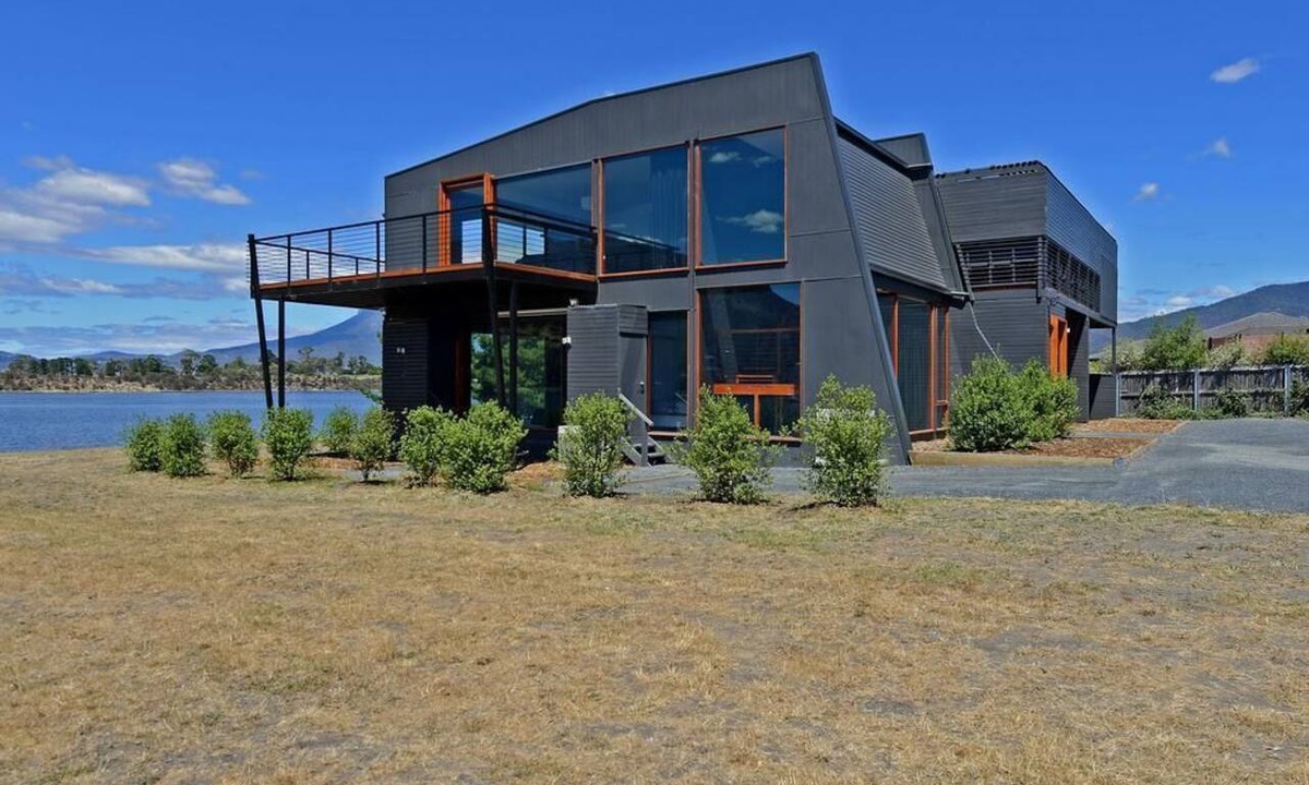 Old Beach House | AMAZING ICONIC 5 -✨️ LUXURY WATERFRONT MANSION RETREAT ON THE FAMOUS RIVIERAWALK