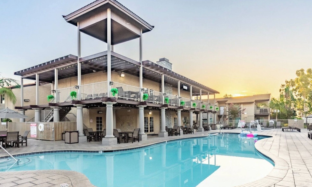 Anaheim Resort Resort | Anaheim | Romantic Disney Retreat | Pool + Parks