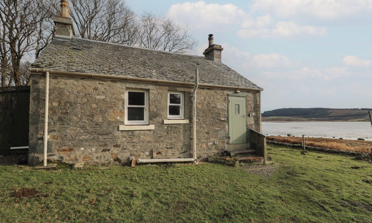 Tarbert Cottage | ARDPATRICK SOUTH LODGE, pet friendly, with open fire in Tarbert