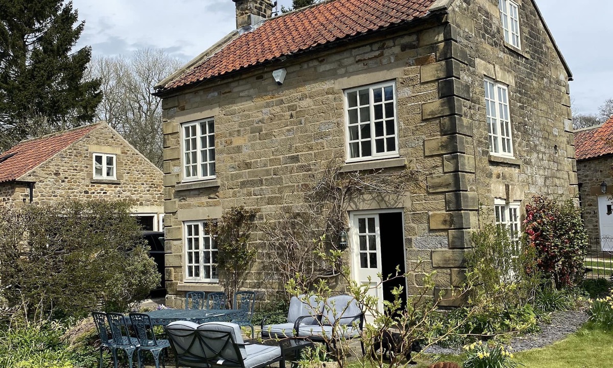 Hutton le Hole Cottage | Beautiful and very spacious 4 bedroom detached cottage in picturesque village