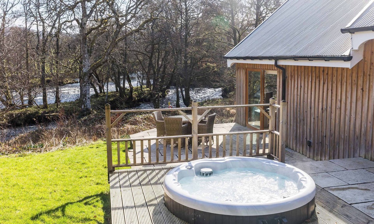 Killin Villa | Beautiful river fronted house with private hot tub