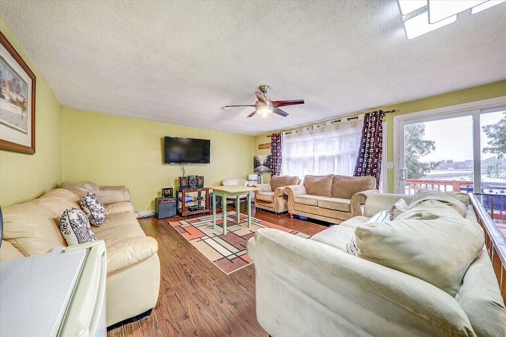 Kirkfield Cottage | beautiful waterfront 5 bedroom cottage ,hot tub, near hwy 12 and 48