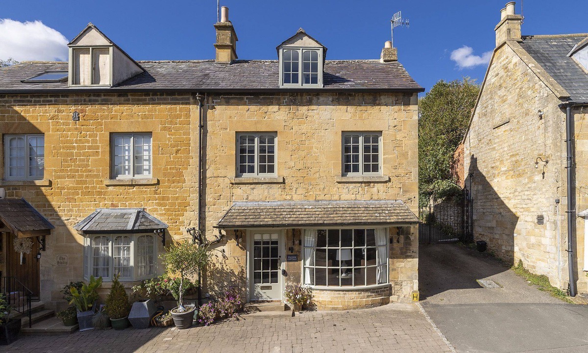 Blockley Cottage | Beautifully presented dog friendly holiday cottage with a roof terrace - Pilgrim Cottage