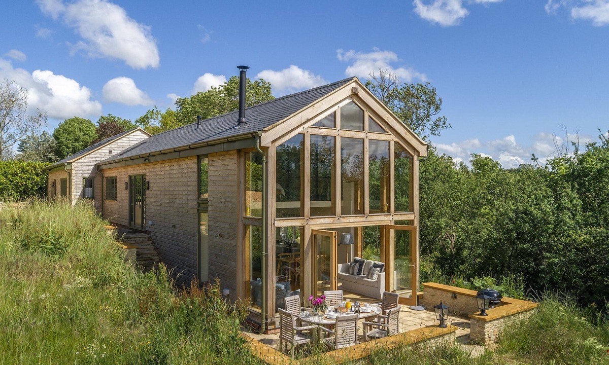 Quedgeley Cottage | Beautifully presented holiday home in the Cotswolds with amazing views - The Tractor Shed