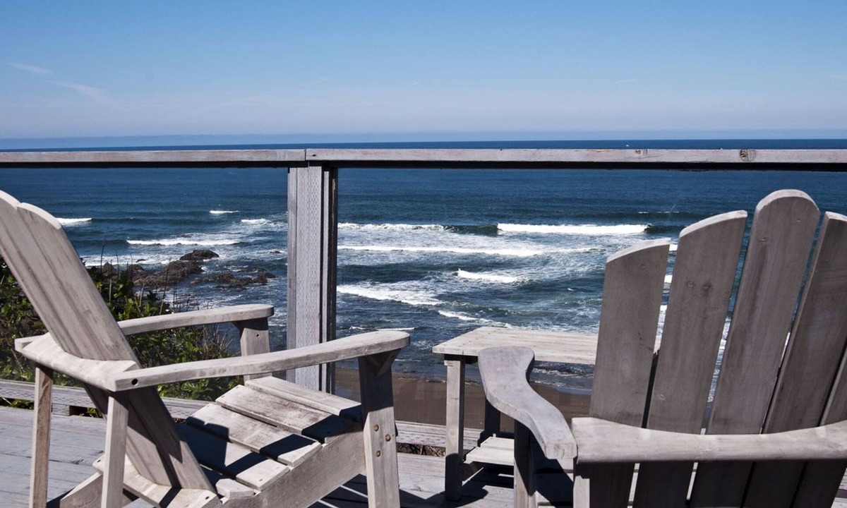 Nelscott House | Big beachfront deck, hot tub , picnic table & comfy patio chairs for families