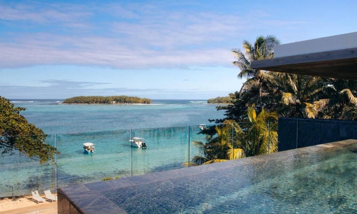 Plaine Magnien Apartment | Blue Bay Luxury Penthouse offers stunning seaview and direct beachfront access.