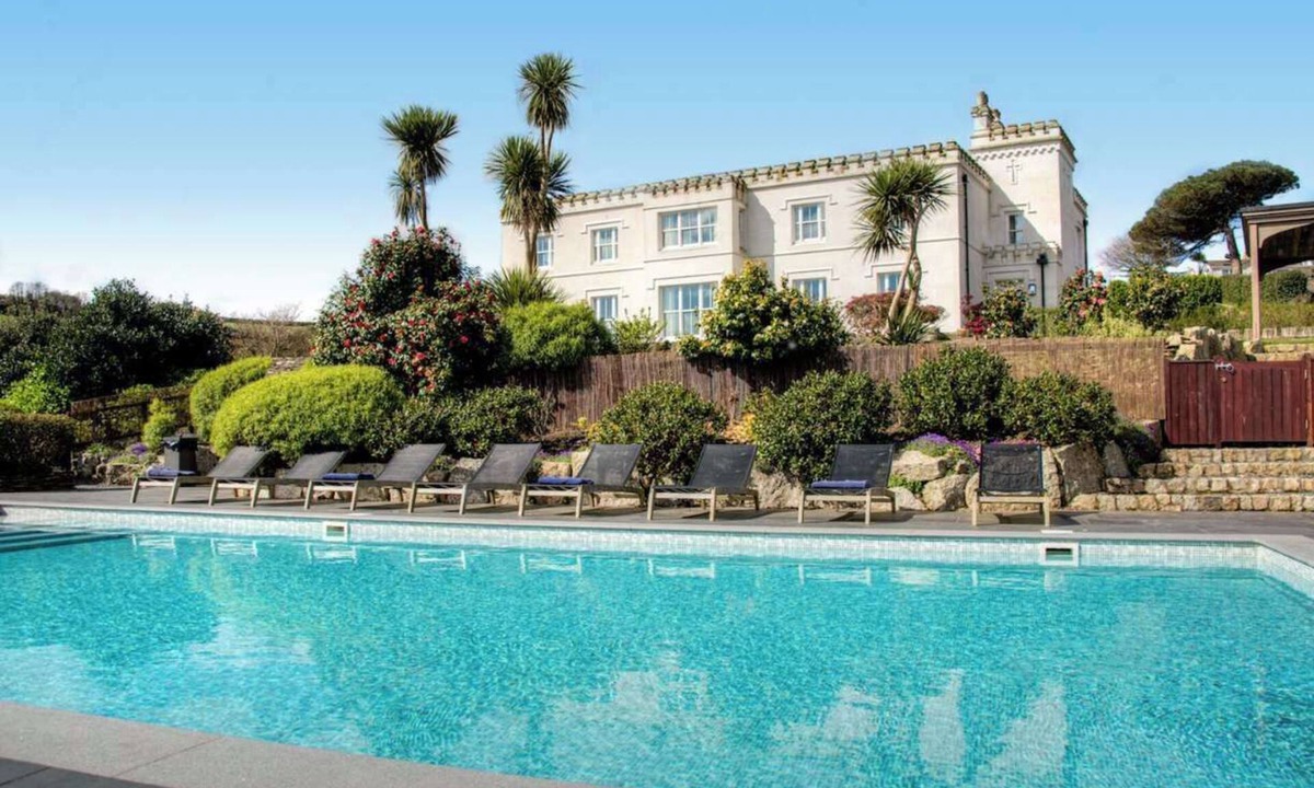 Mevagissey House | Breath-taking Estate with Pool, Tennis Court & Sea Views
