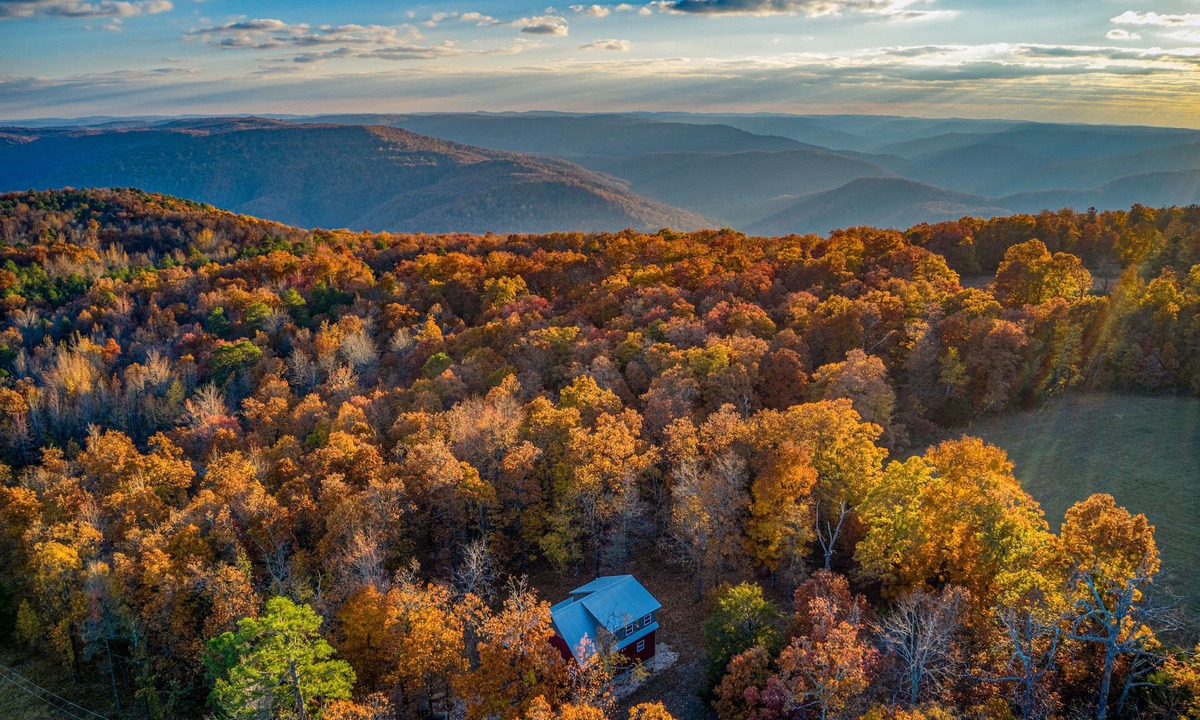 Compton Cabin | Cell Service + Scenic Hiking from Your Cabin Door + Near Hemmed in Hollow Trail