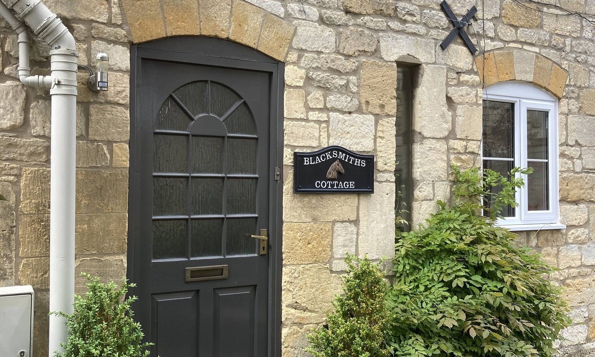 Winchcombe Cottage | Charming Barn Cottage in the Cotswolds. Sleeps 6 with 3 bedrooms and 2 bathrooms