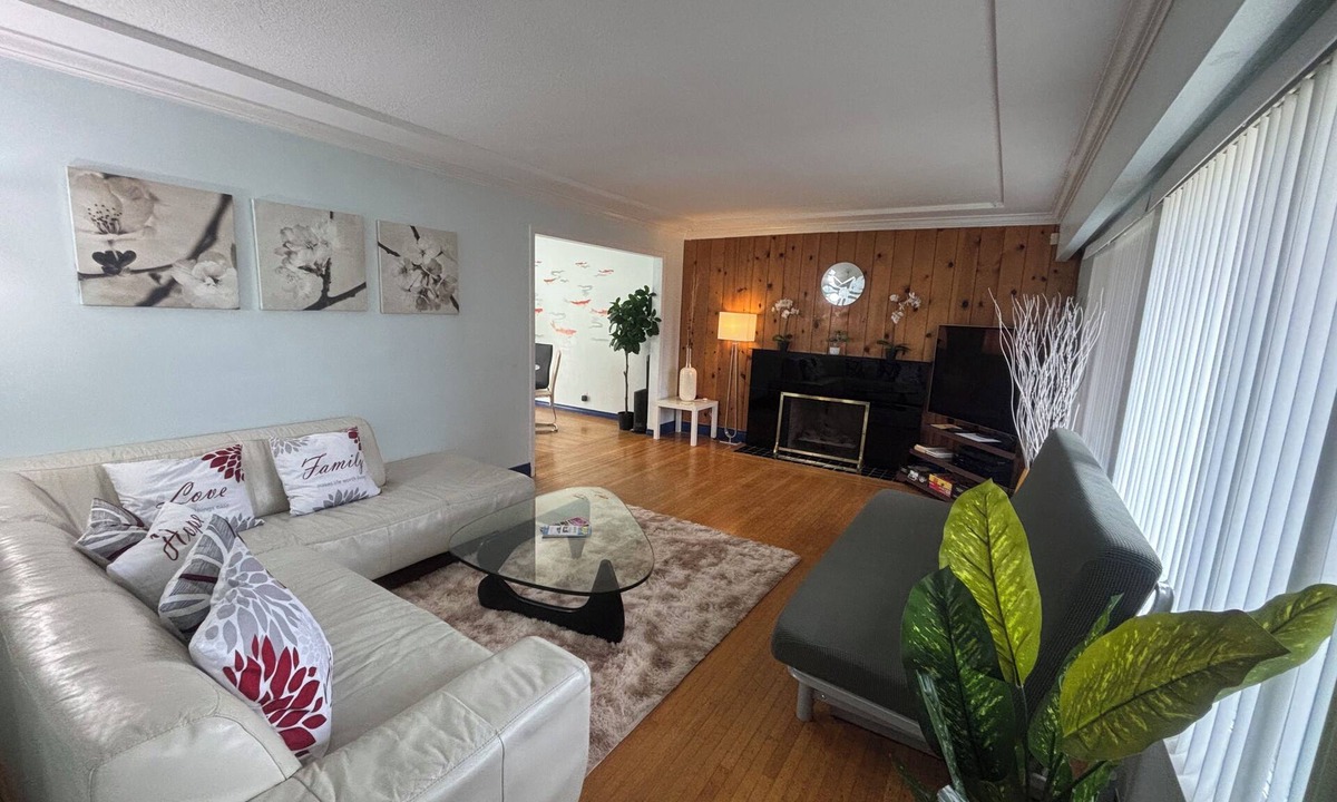 Burnaby House | Charming Bright 3BR House - Upper Level Suite