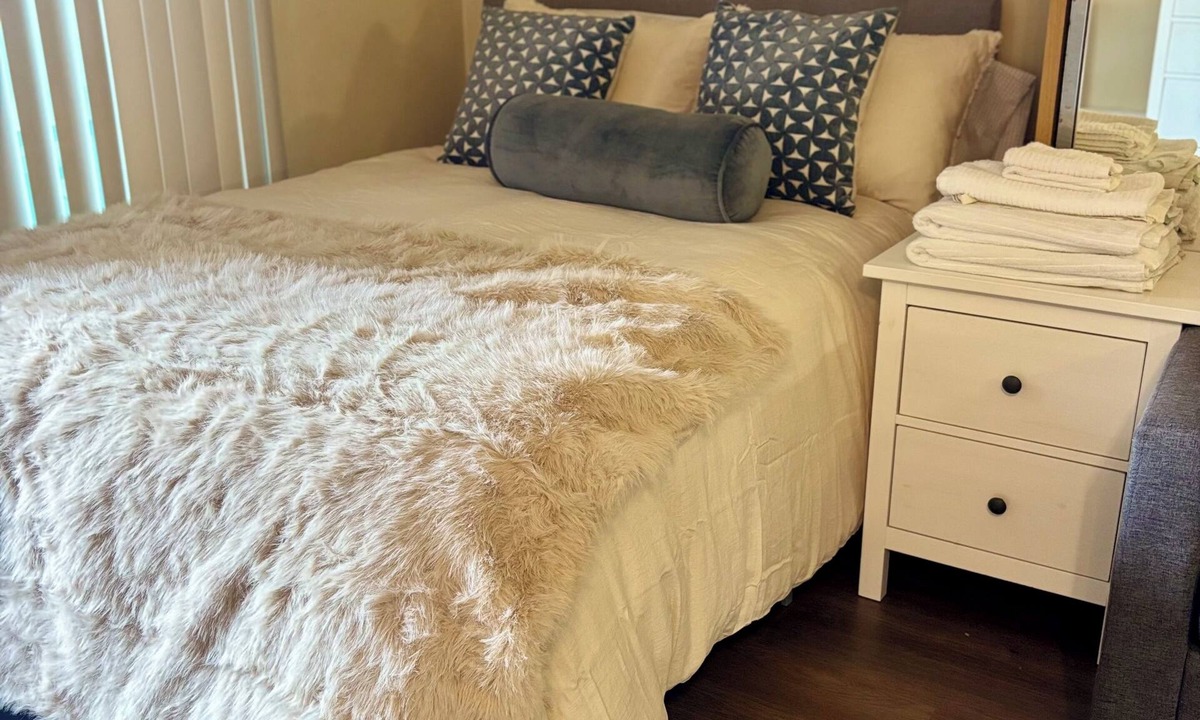 Santa Ana Heights Apartment | Charming studio in Newport Beach, fitness gym, pools and more!
