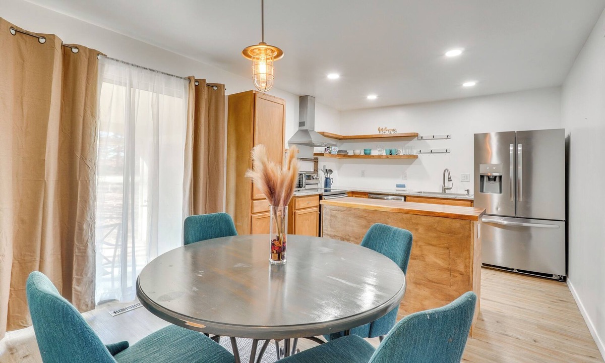 Eureka Springs Apartment | Chic Farmhouse, 3Mi to Lake-pet Friendly & Golfing
