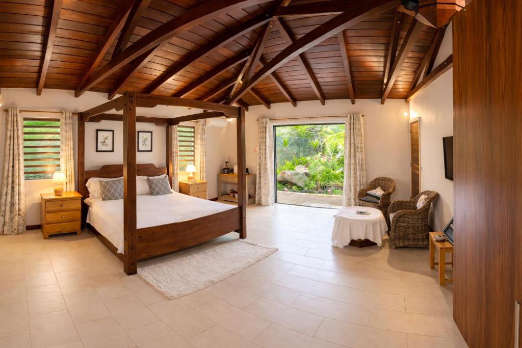Cap Malheureux Apartment | Cinnamon Room Four-Poster Bed, Freestanding Bath, Walk-In Shower & Infinity Pool