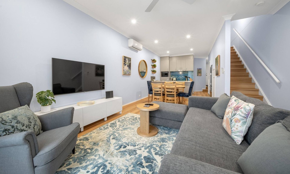 Coombs House | Comfortable 3-Bed House with Alfresco Dining