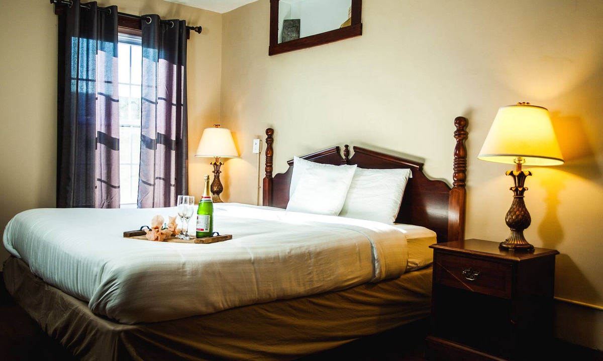 Linden Hotel | Commodore Hotel & Café