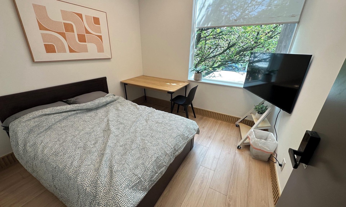 Fairview Apartment | Cozy Lab Studio. Central Location. High-end Mattress, 55inch TV, Free Coffee