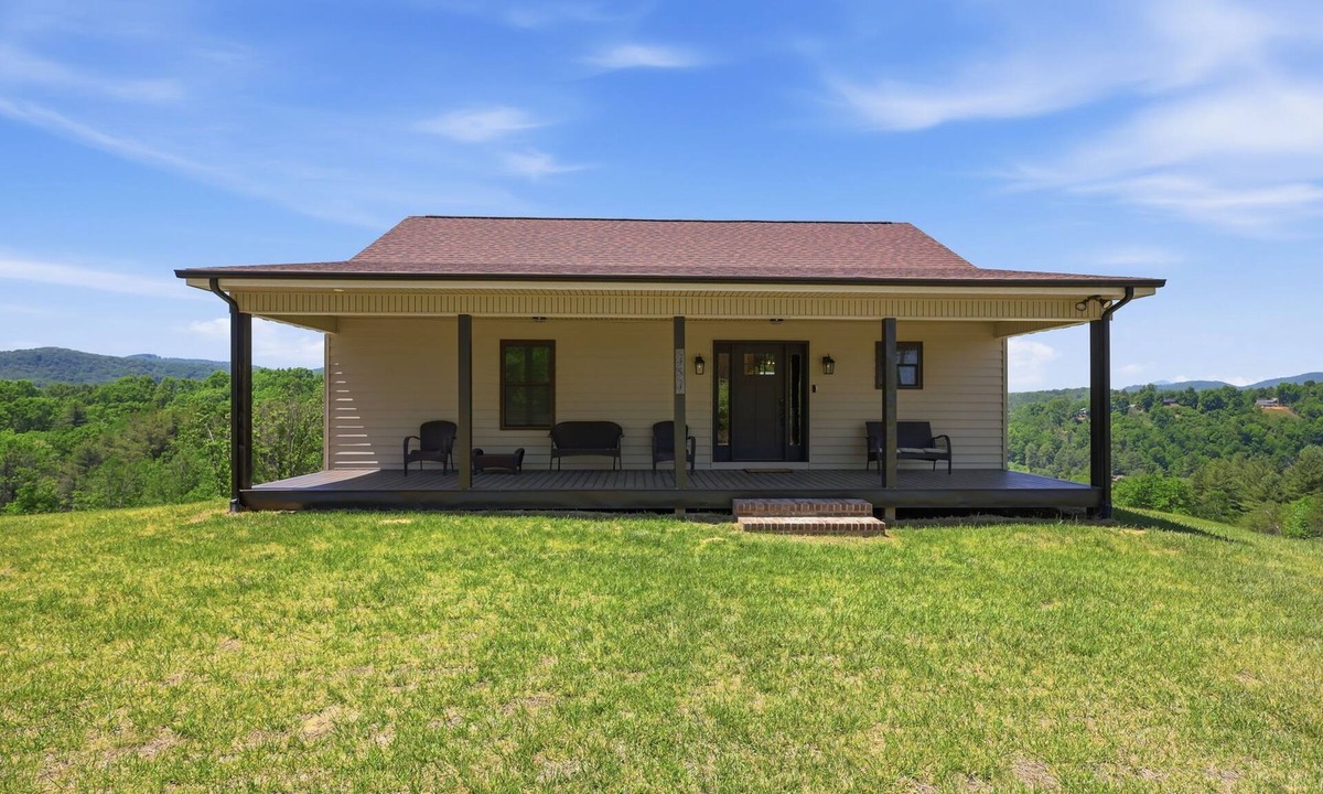 West Jefferson House | Cozy, Serene, 3 porches with Mountain View’s and access the historic New River