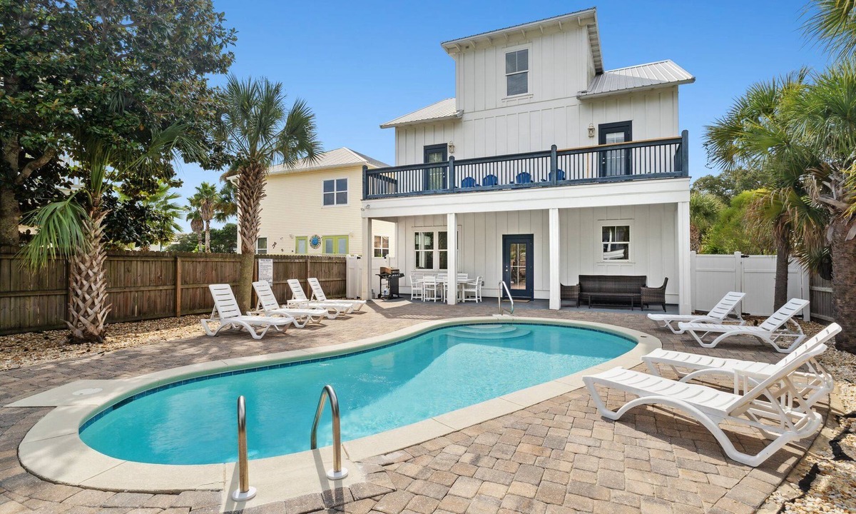 Crystal Beach House | Crystal Gem with Pool and Beach Chair Setup
