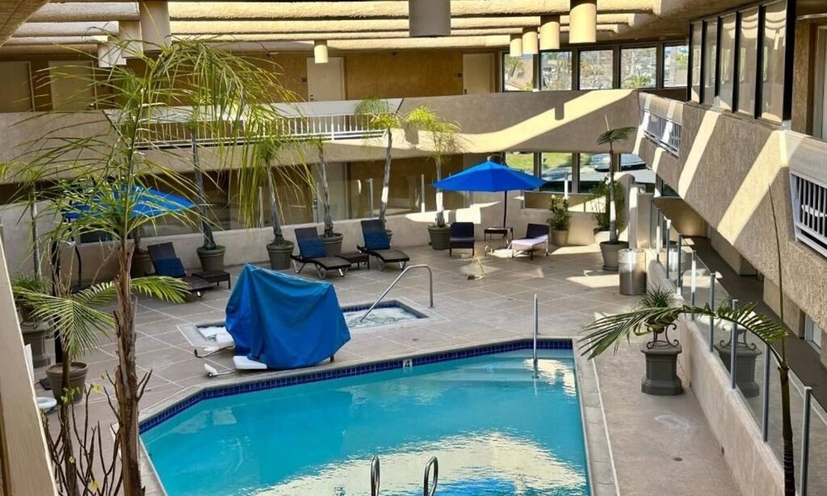 Old Towne Hotel | Deluxe King Room with Balcony, Free Breakfast and Parking Near Seal Beach Pier