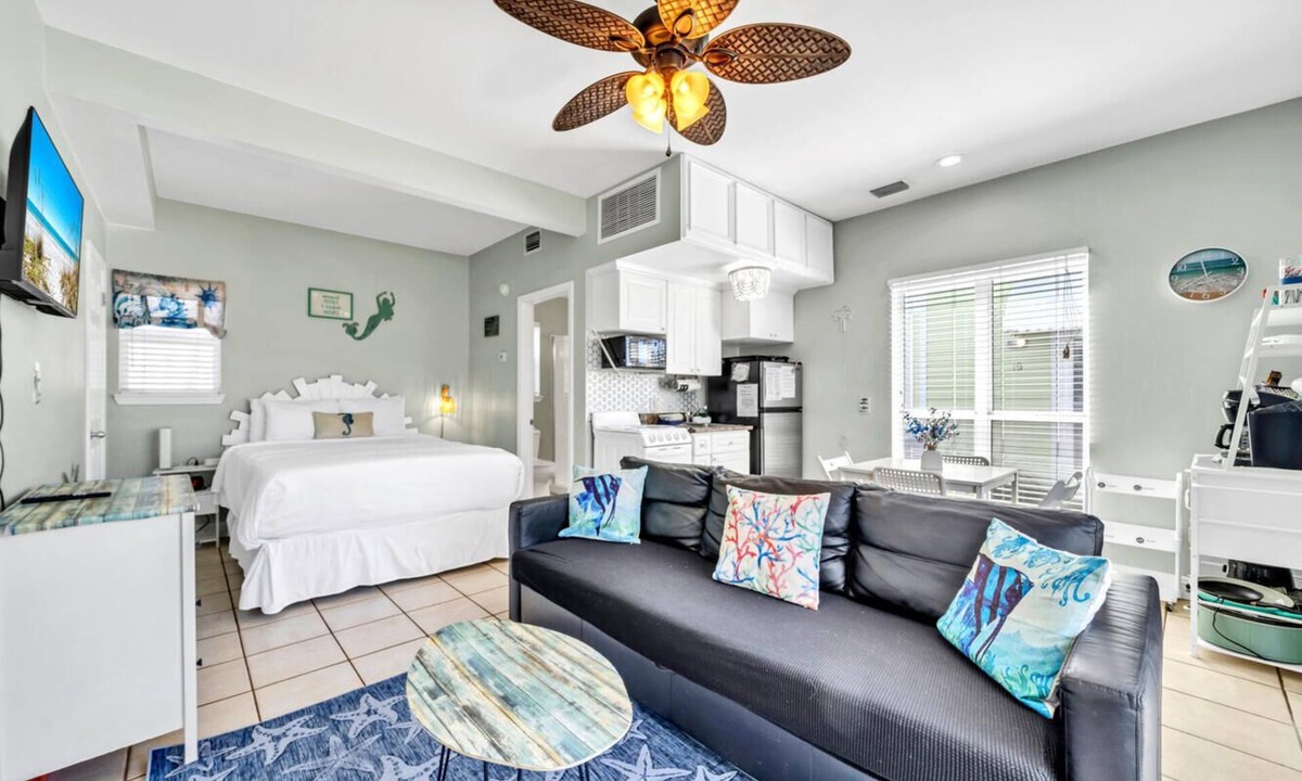 Crystal Beach Cottage | Destin Crystal Beachside Escape~Steps to Beach & Pool~Prime location