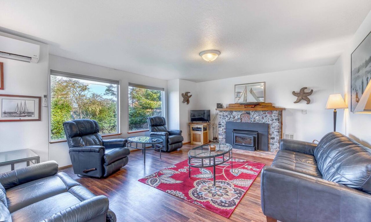 Coos Bay House | Dog-Friendly Home with Wood-Burning Fireplace and Ocean Views - Near the beach