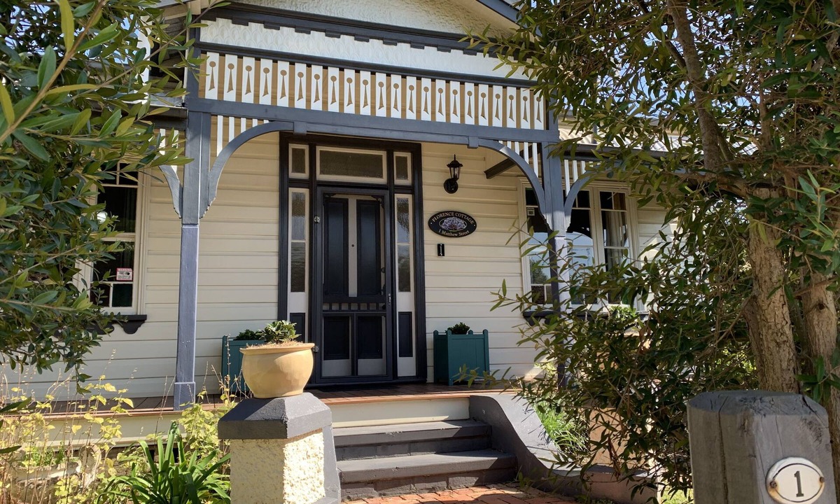 Cessnock Cottage | Florence Cottage, 10 minutes from Hunter Valley Vineyards. Family friendly.