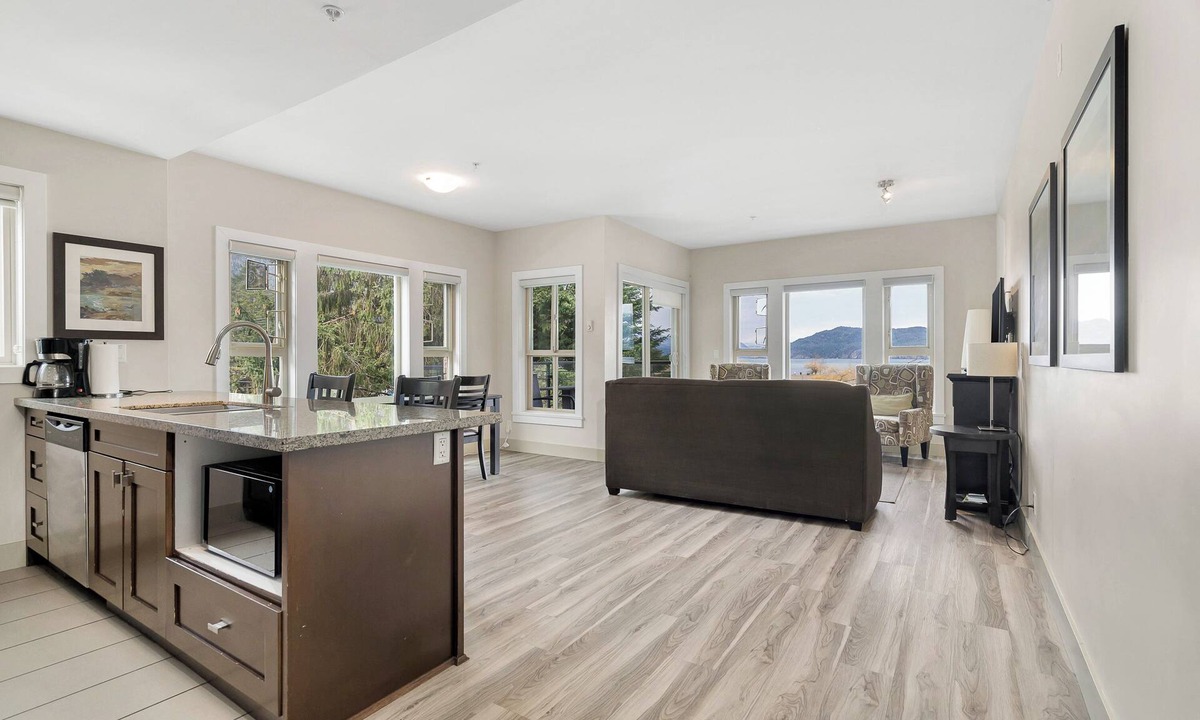 Harrison Hot Springs Apartment | Harmony Haven 2BR Lakefront Suite