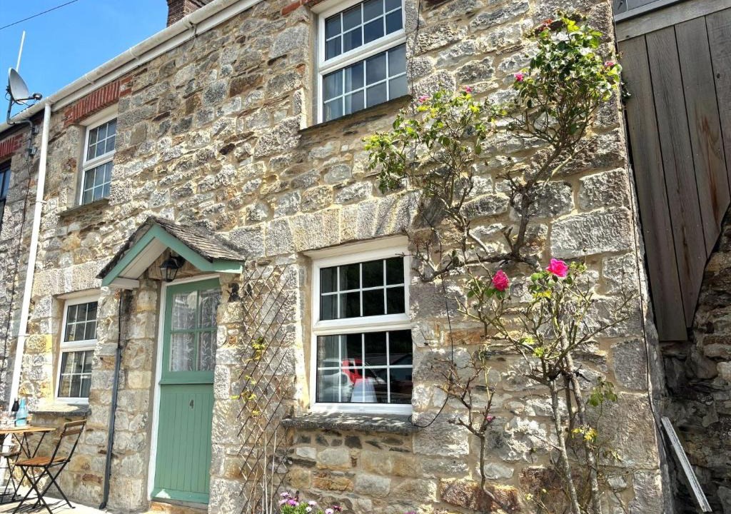 Pentewan House | Holiday Home Rosehip Cottage by Interhome