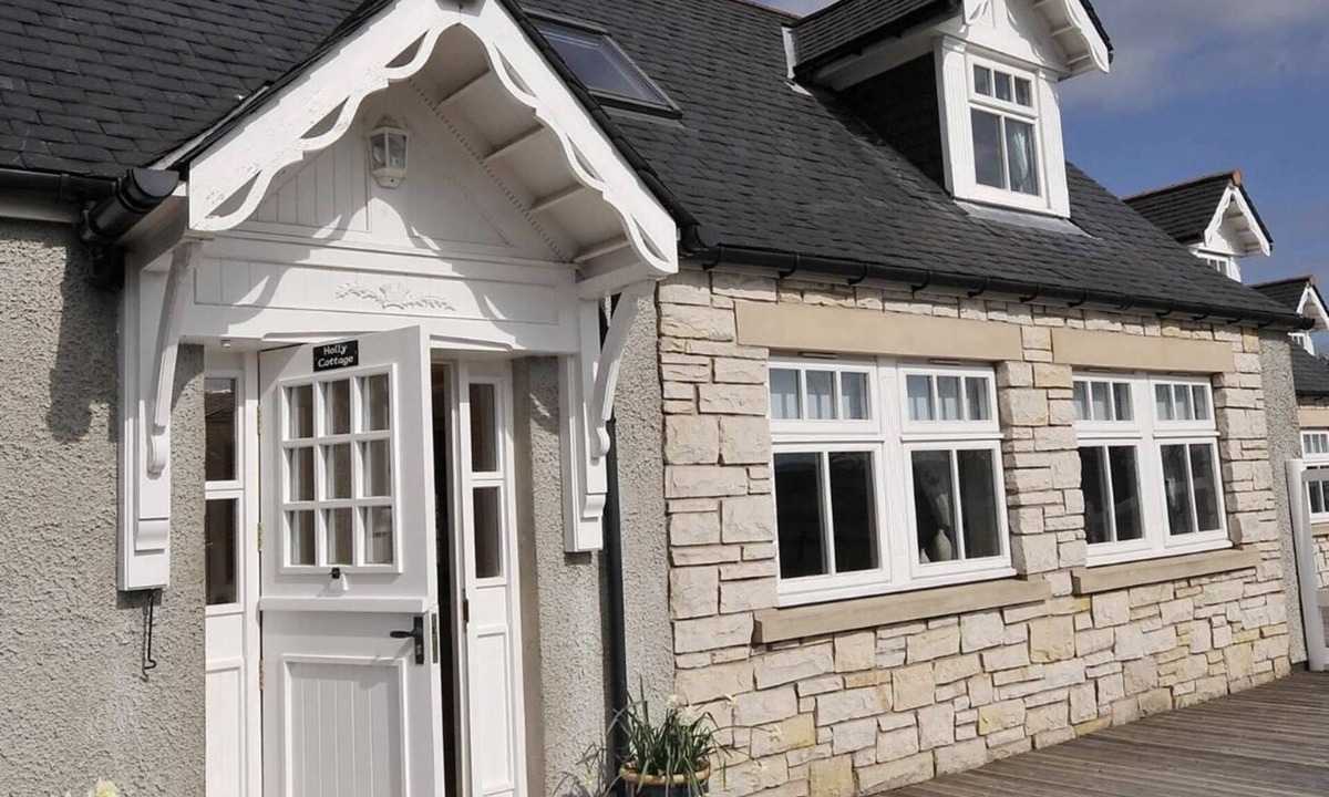 Alva Cottage | Holly Cottage - Beautiful Country Cottage Sitting at the Foot of the Ochil Hills