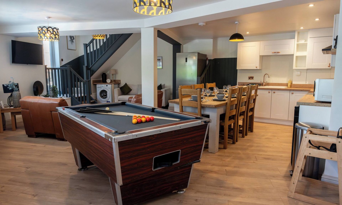 Stroud House | Hosta & Hosta A - Cotswold's 9 Bedroom Cosy Home with Pool Table and Canal Walks