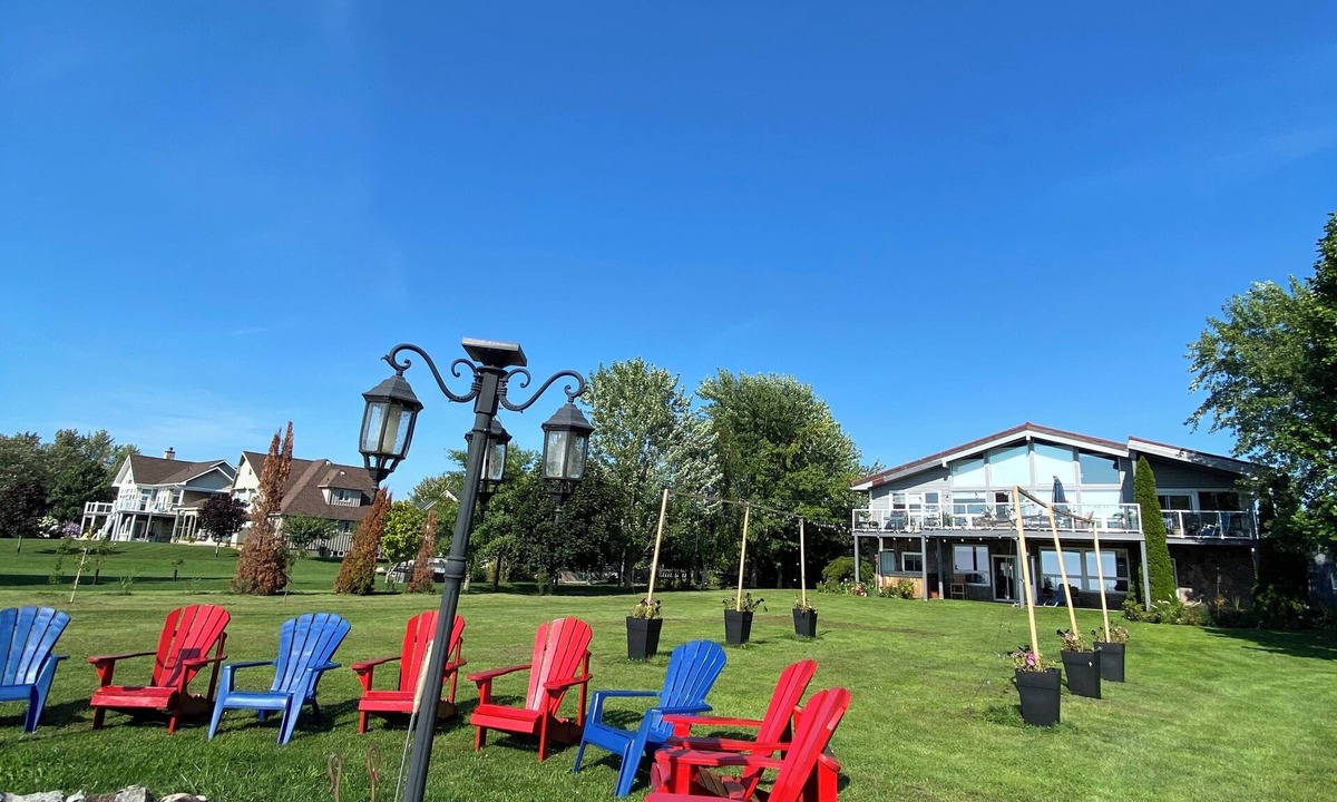 Ashfield-Colborne-Wawanosh Cottage | Huron waterfront cottage 6 Bdrm/3 Bths12+guests/Hotub/2pets/beach.