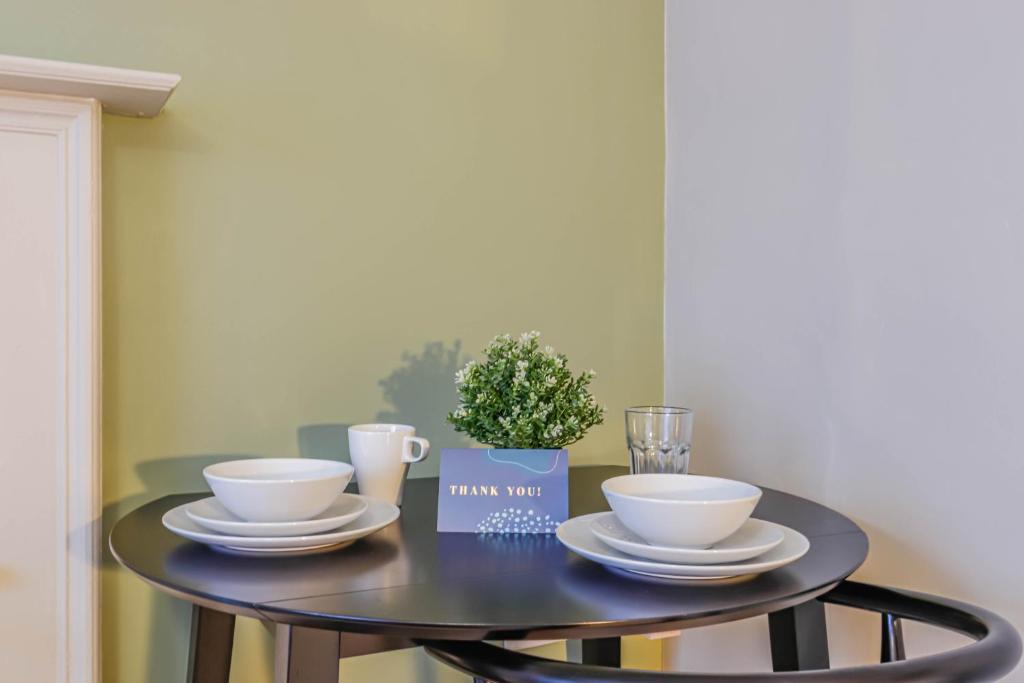 Barry Apartment | Jimmy Suite I Modern Central 2BR Apartment I Sleeps 6 I Near Gavin and Stacey House I Barry High Street I Barry Train Station I Barry Island I WiFi I Parking and Easy Cardiff Access