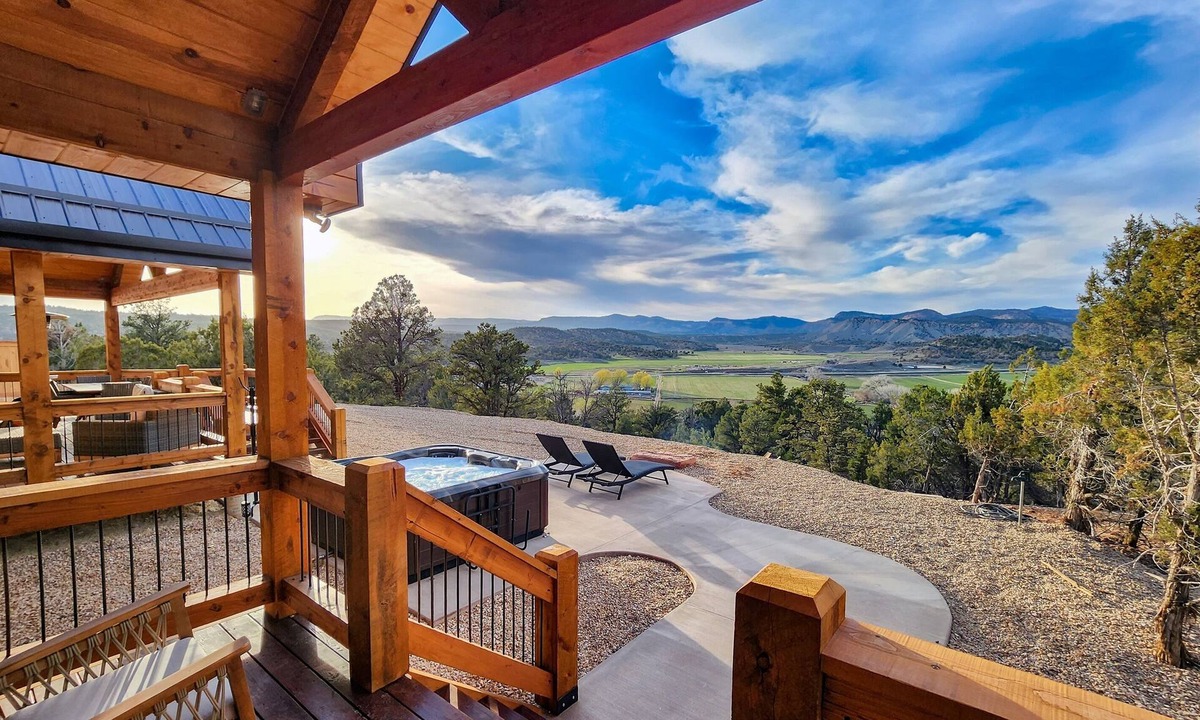 Orderville House | Juniper Mountain Retreat |Hot Tub|Game Room| Views
