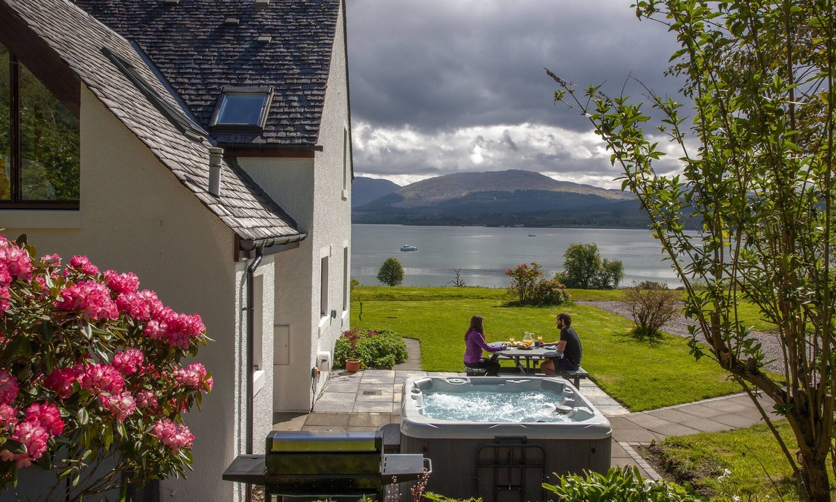 Benderloch House | Large cottage on shore of Scottish Loch