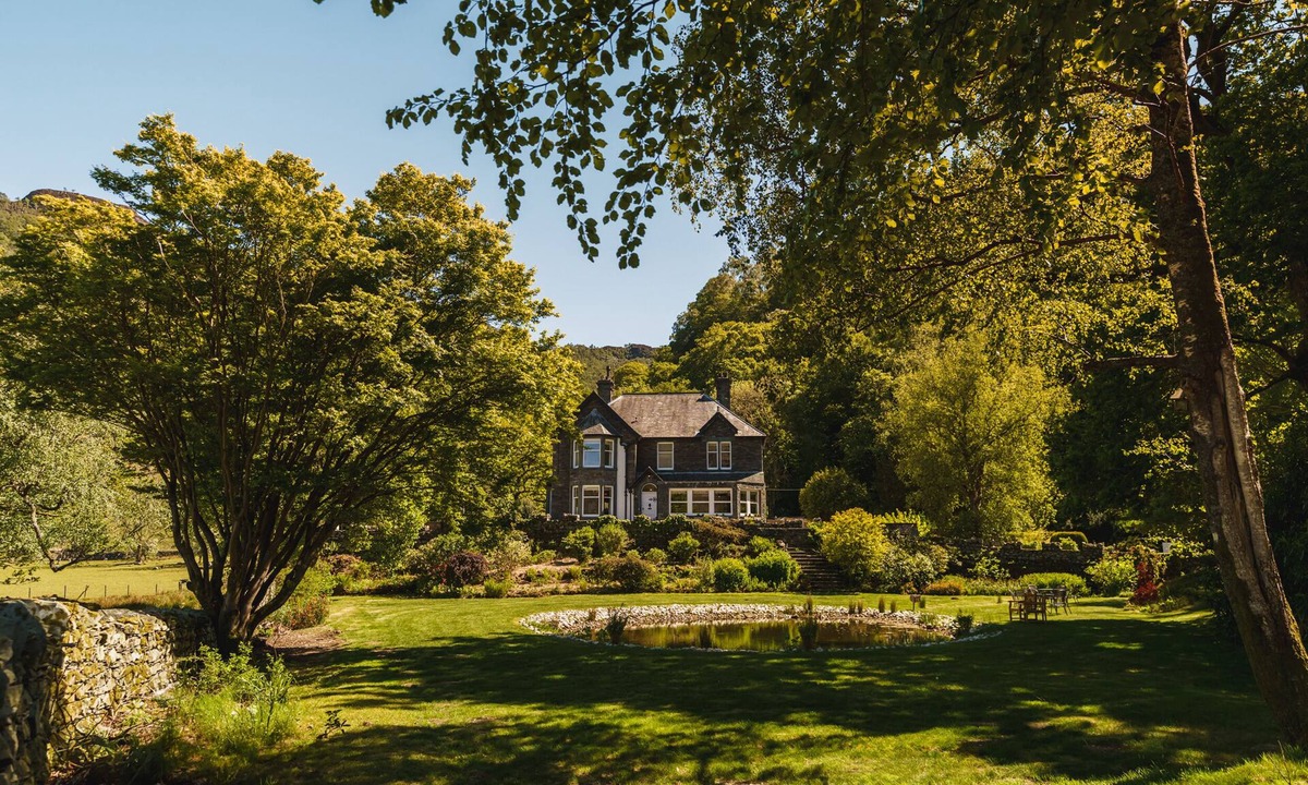 Borrowdale Cottage | LEATHES HEAD COUNTRY HOUSE, pet friendly, with hot tub in Keswick