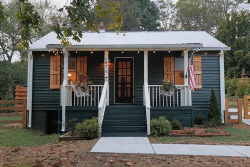 Leipers Fork House | Leipers Fork Village Bungalow with Hot Tub & Firepit