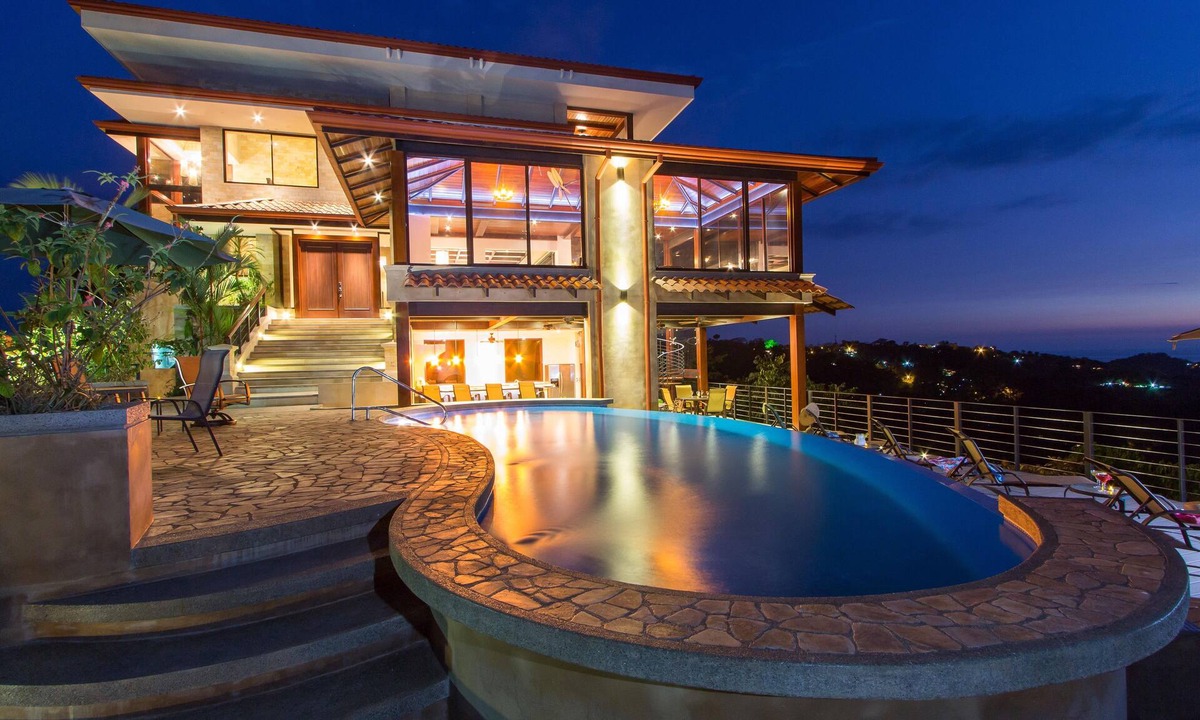 Valle Pura Vida Villa | Luxurious, Private Chef, Mesmerizing views, lots of WILDLIFE