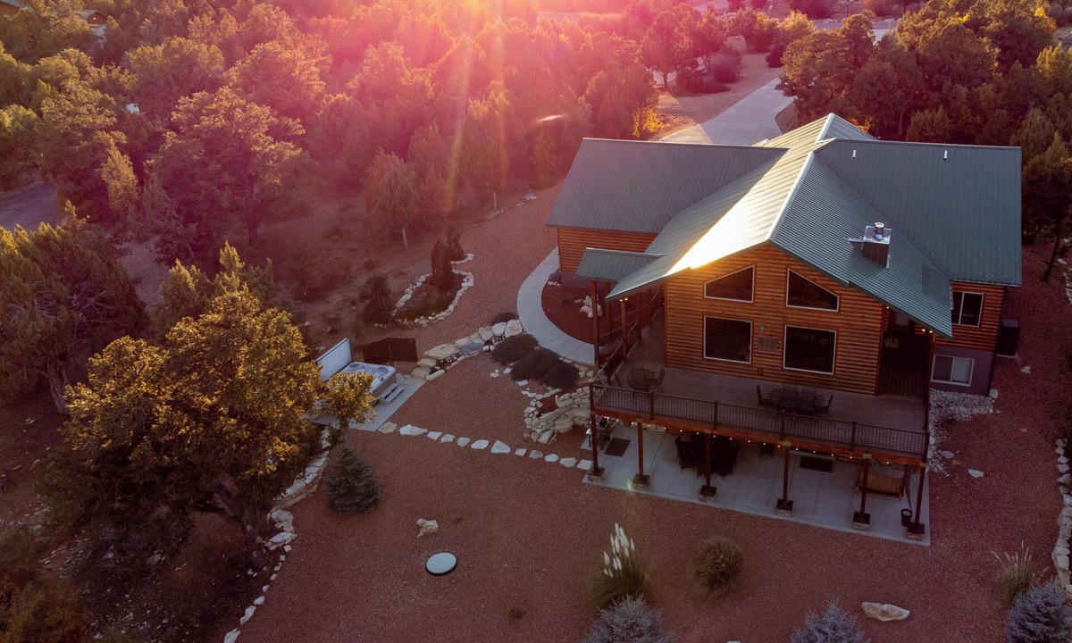 Zion National Park East Entrance House | “Luxury Cabin Minutes from Zion East Entrance Views & Hot Tub”