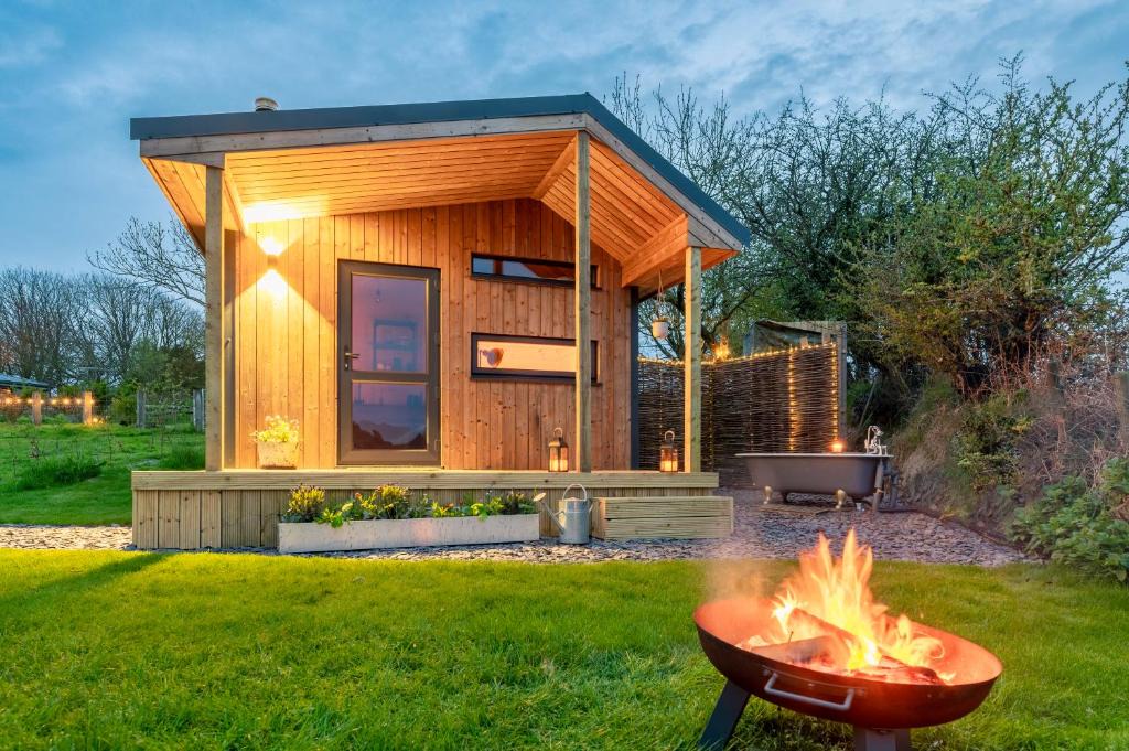 Mabe Apartment | Luxury Glamping Cabin with Outdoor Bath on Cornish Meadow